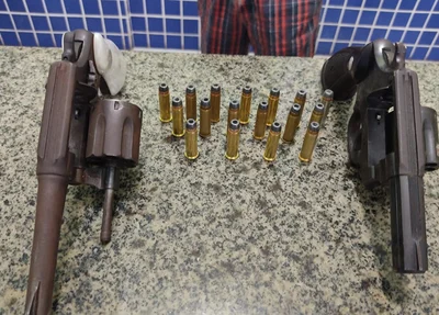 Armas encontradas com os suspeitos
