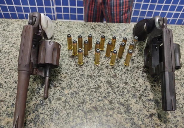 Armas encontradas com os suspeitos
