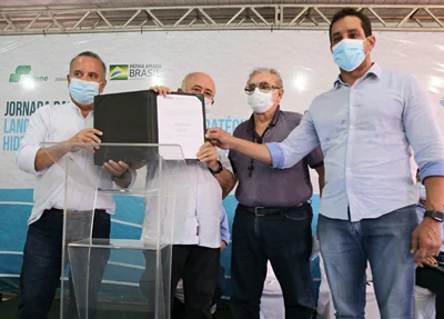 Assinatura da ordem pelo ministro