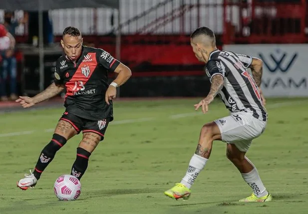 Atlético Goianiense vira sobre o líder Atlético-MG