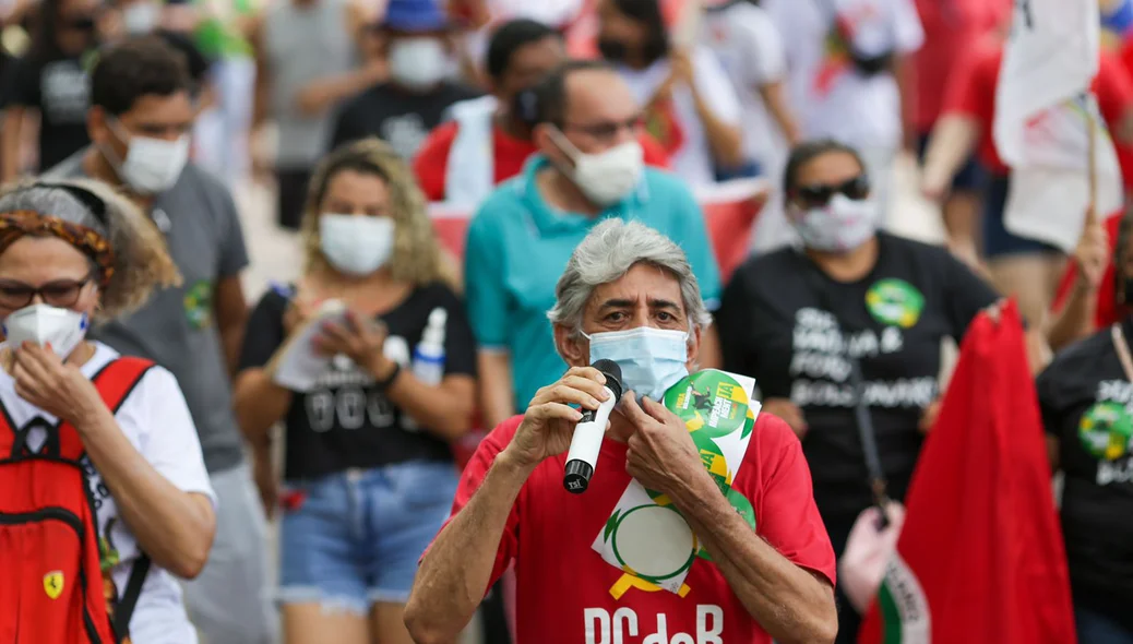 Ato teve concentração na praça Rio Branco e seguiu pelas ruas do Centro