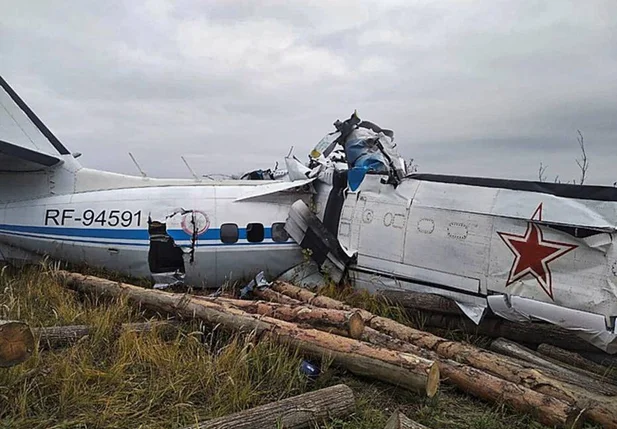 Avião cai e deixa mortos e feridos na Rússia
