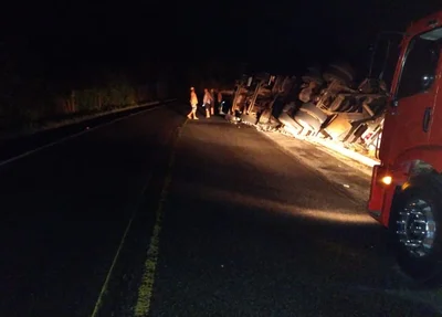 Caminhão carregado com frutas tomba na BR 316 em Barro Duro