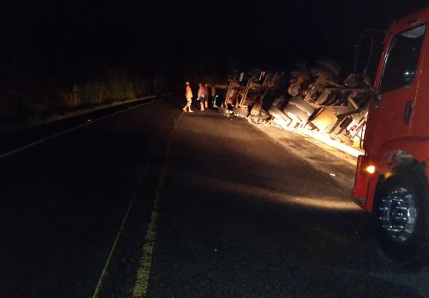 Caminhão carregado com frutas tomba na BR 316 em Barro Duro