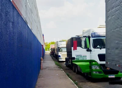 Caminhões estacionados na rua aguardando as mercadorias serem descarregadas