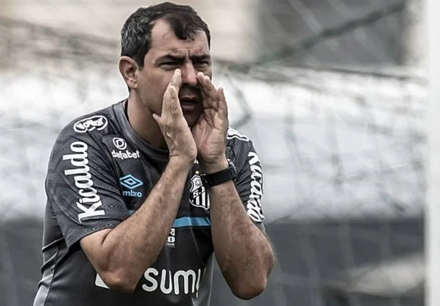 Carille orienta seu jogadores durante treino no CT Rei Pelé.