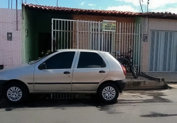 Carro do jornalista Raimundo Lima