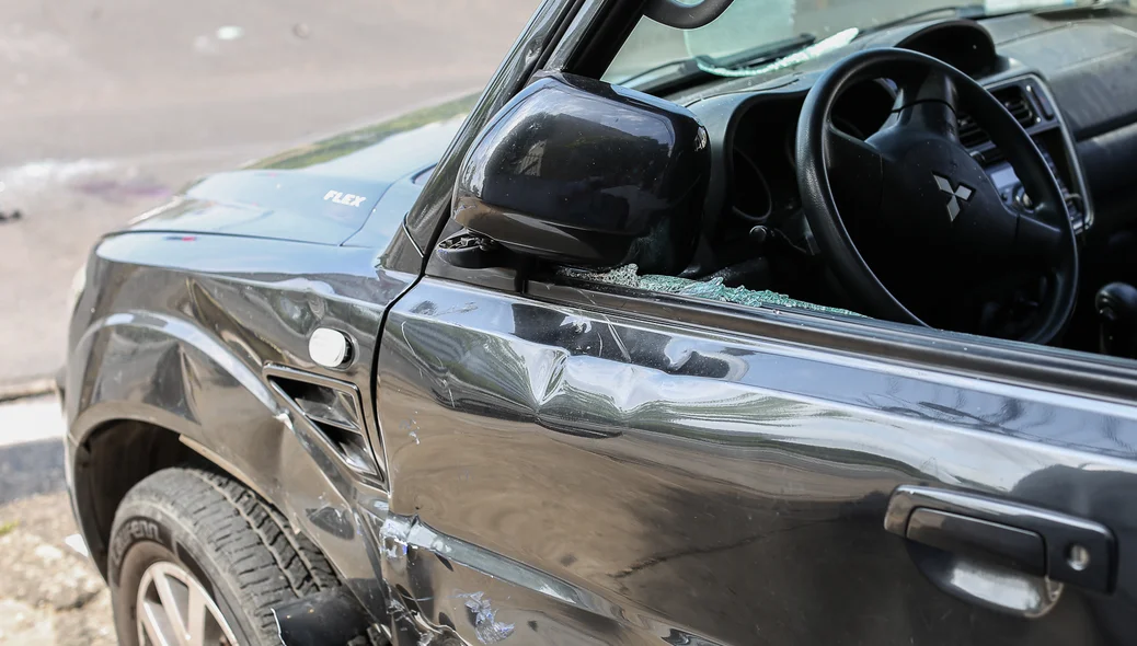 Carro ficou destruído