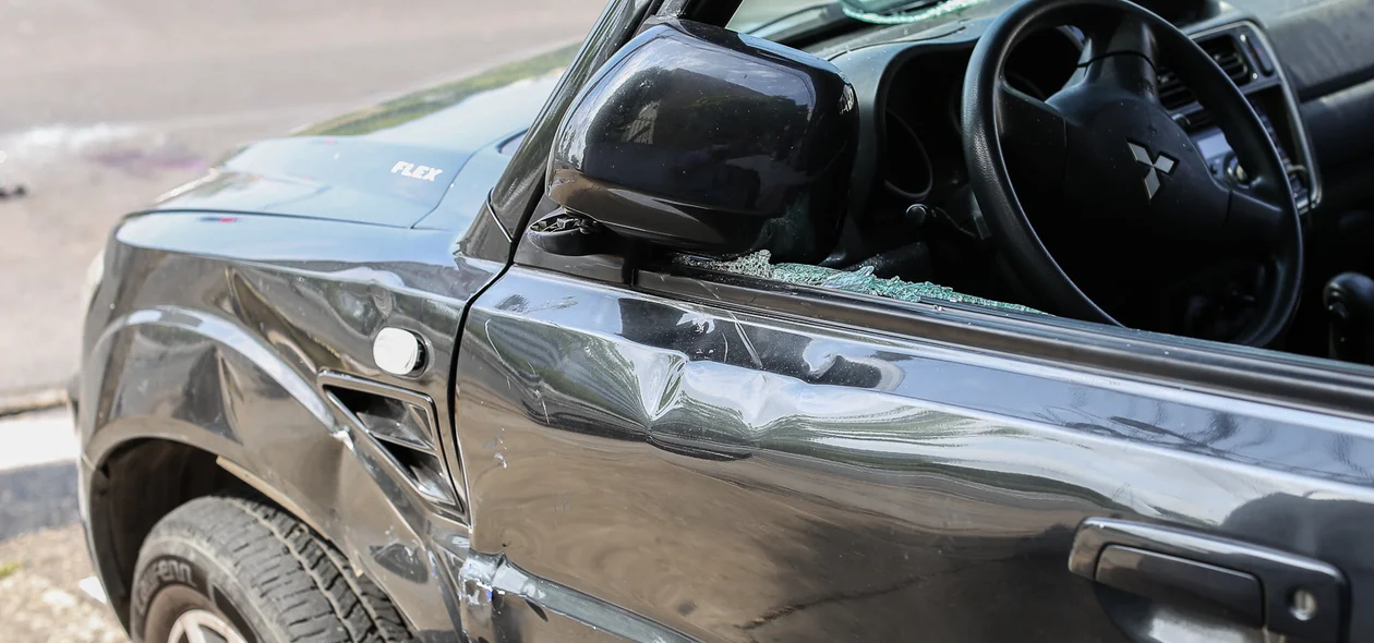 Carro ficou destruído
