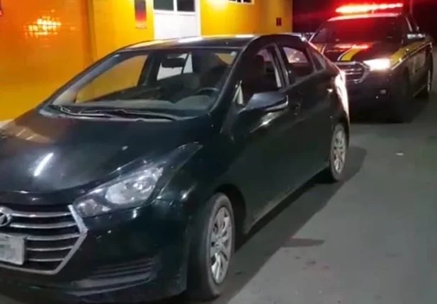 Carro recuperado pela PRF na BR 230, em Floriano