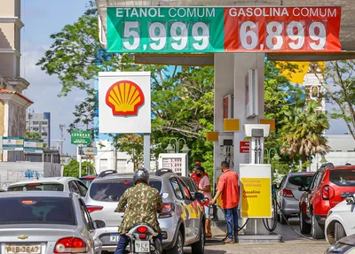 Carros abastecendo com preço reajustado em Teresina