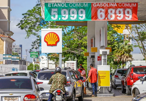 Carros abastecendo com preço reajustado em Teresina