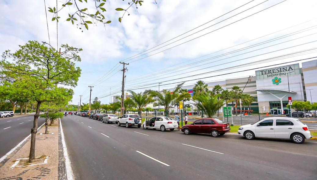 Carros chegaram na Avenida Raul Lopes