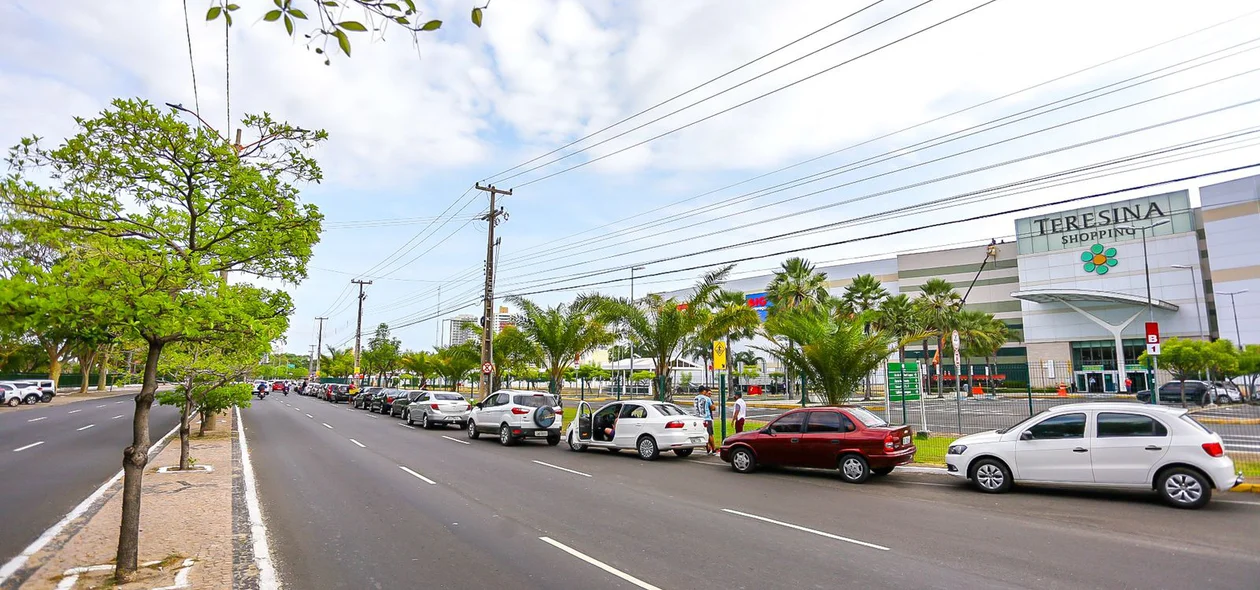 Carros chegaram na Avenida Raul Lopes