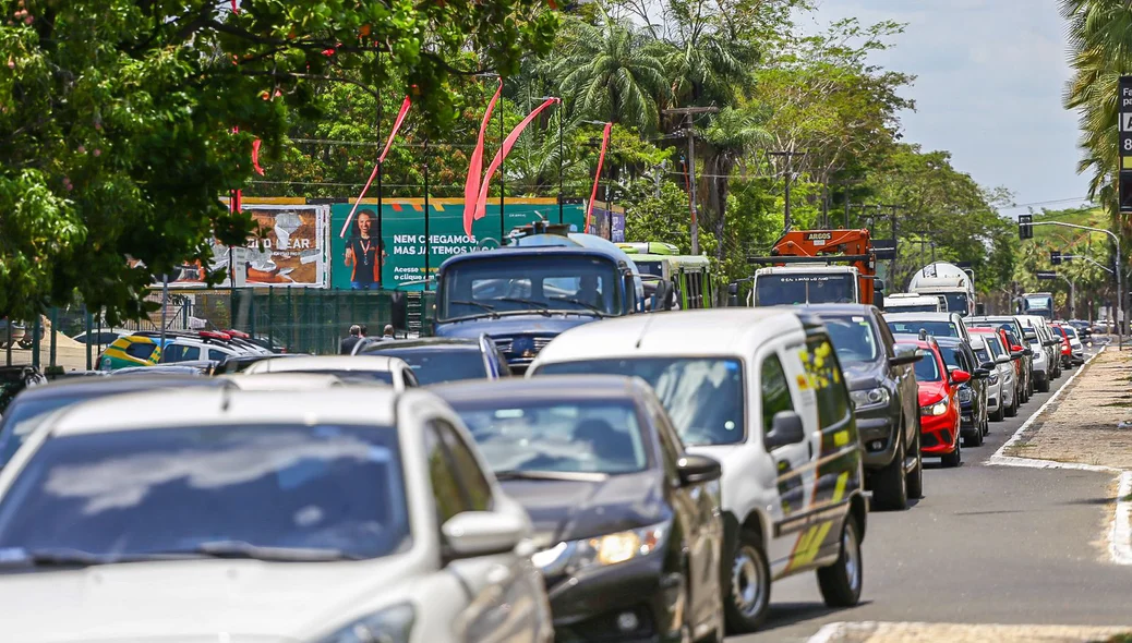 Carros na frente da Alepi