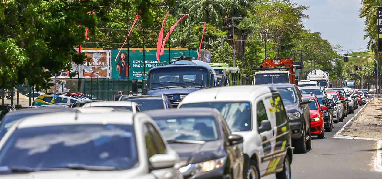 Carros na frente da Alepi