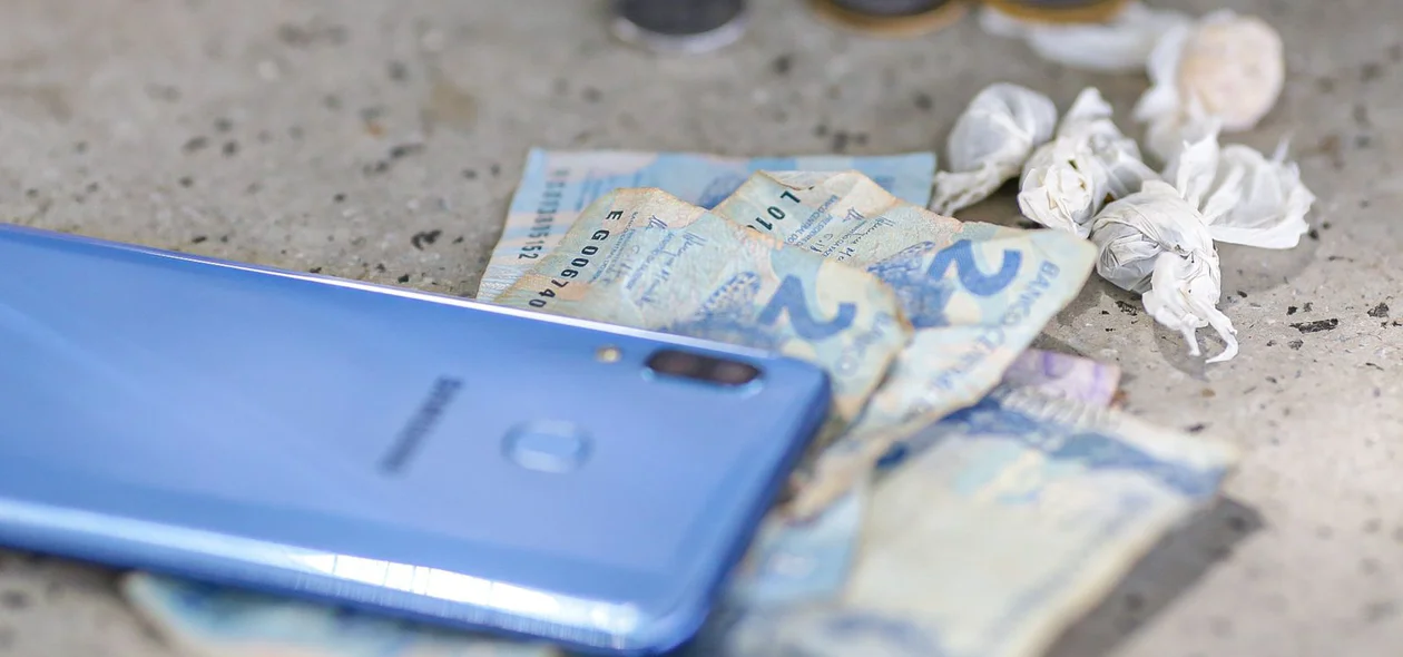 Celulares, dinheiro e drogas