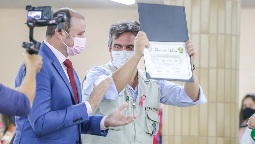 Ciro Nogueira recebe homenagem de honra ao mérito durante entrega da equipamentos de saúde