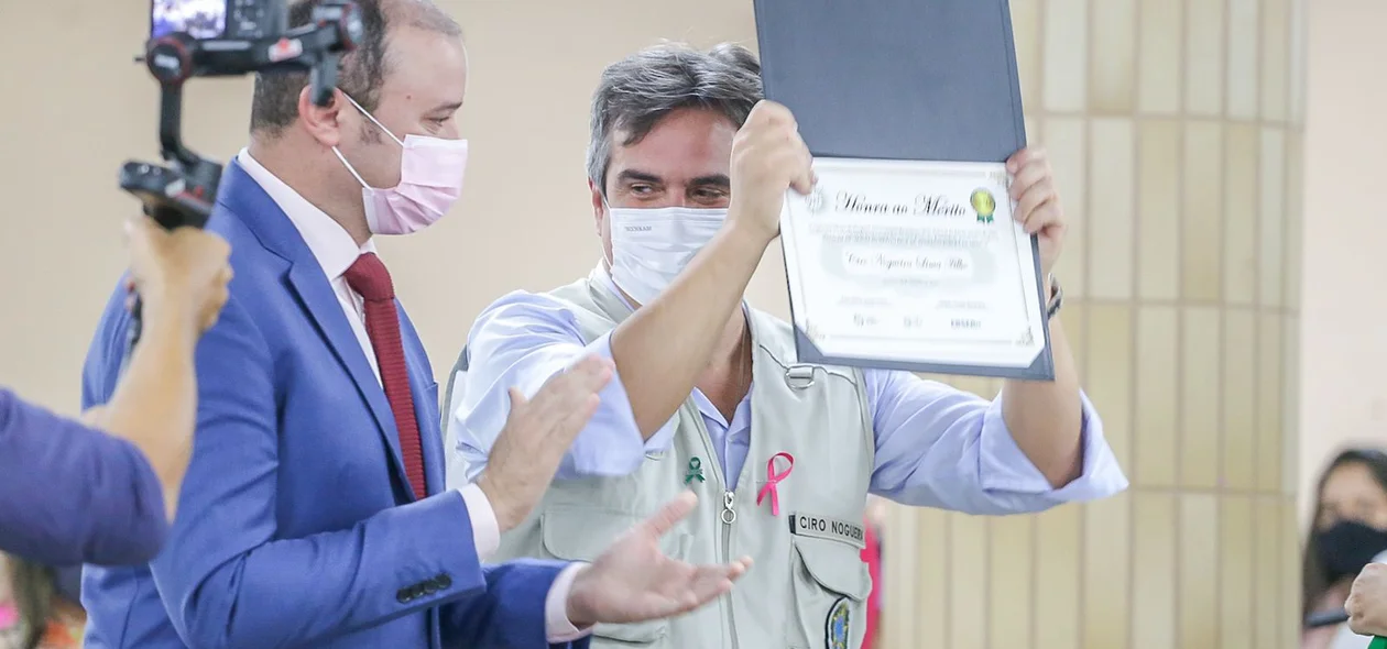 Ciro Nogueira recebe homenagem de honra ao mérito durante entrega da equipamentos de saúde