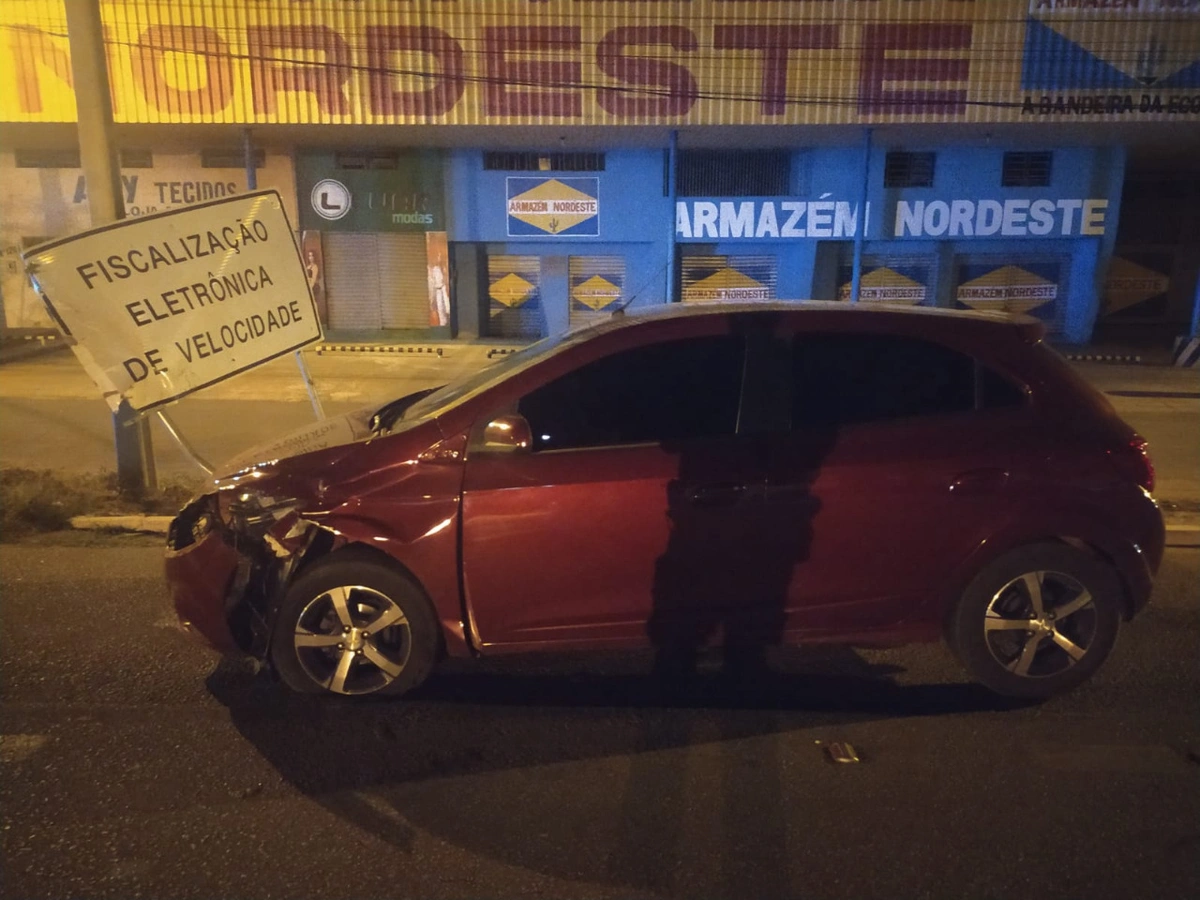 Colisão entre carro e moto deixa homem de 35 anos ferido em Picos