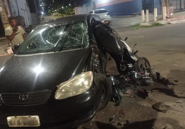 Colisão entre carro e moto deixa homem morto no Porto Alegre