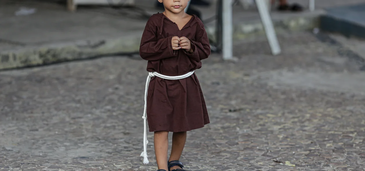 Criança vestida de São Francisco.jpg