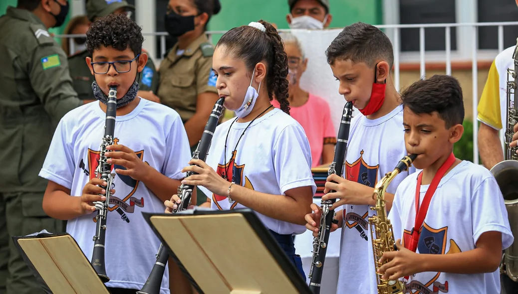 Crianças tocam na solenidade do 15º BPM