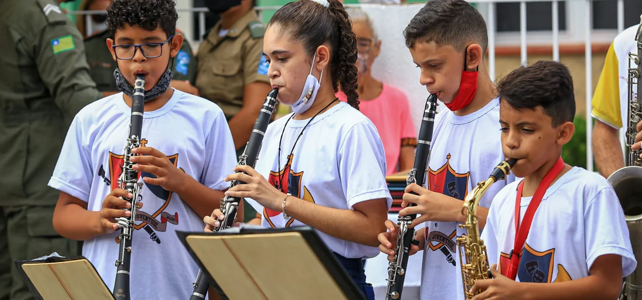 Crianças tocam na solenidade do 15º BPM