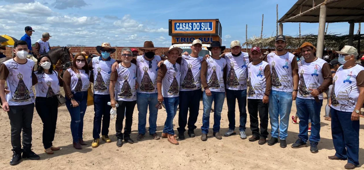 Deputado Joao Mádison ao lado de amigos em Piripiri