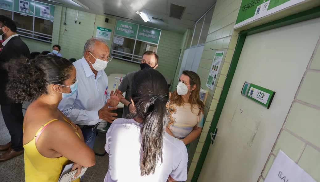 Dr. Pessoa conversando com populares