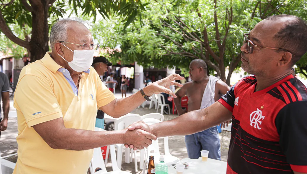 Dr. Pessoa cumprimenta servidor