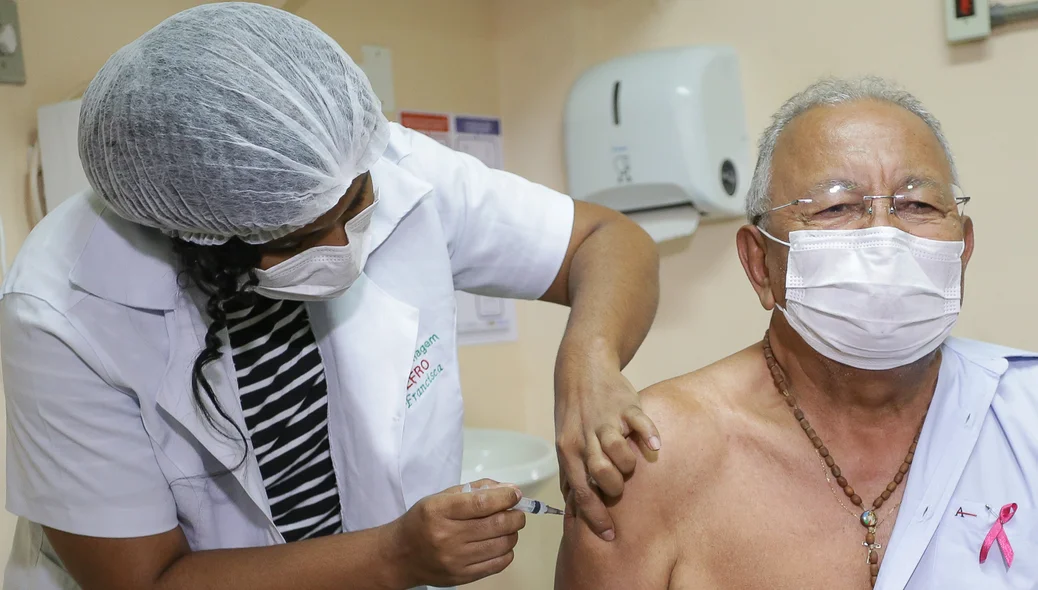Dr. Pessoa toma a dose de reforço contra o coronavírus