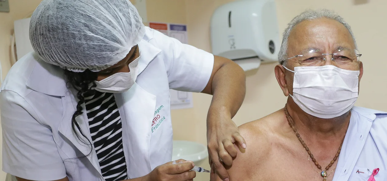 Dr. Pessoa toma a dose de reforço contra o coronavírus