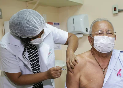 Dr. Pessoa toma a dose de reforço contra o coronavírus