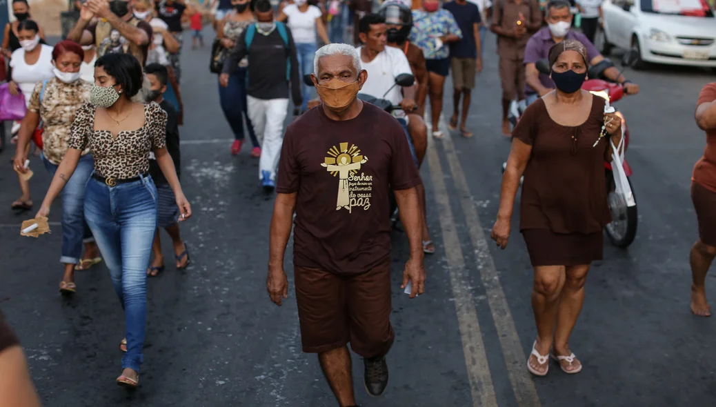 Fiéis acompanhando São Francisco