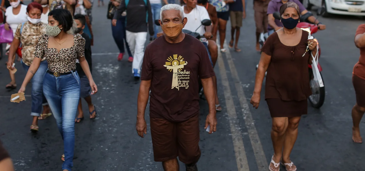 Fiéis acompanhando São Francisco