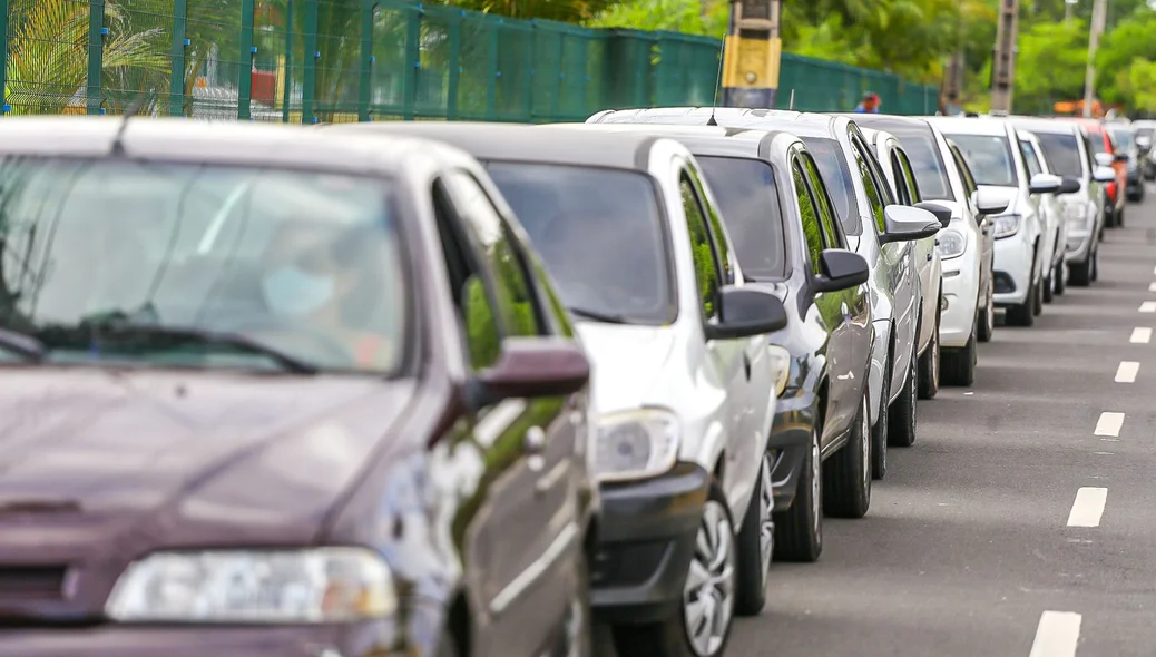 Fila de carros chegou na Avenida Raul Lopes