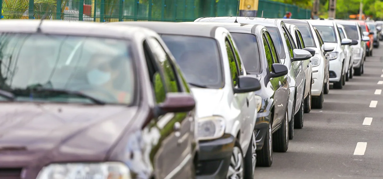 Fila de carros chegou na Avenida Raul Lopes