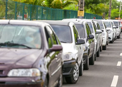 Fila de carros chegou na Avenida Raul Lopes
