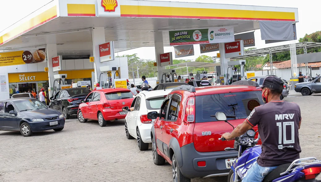 Fila de carros em posto na Avenida Marechal Castelo Branco