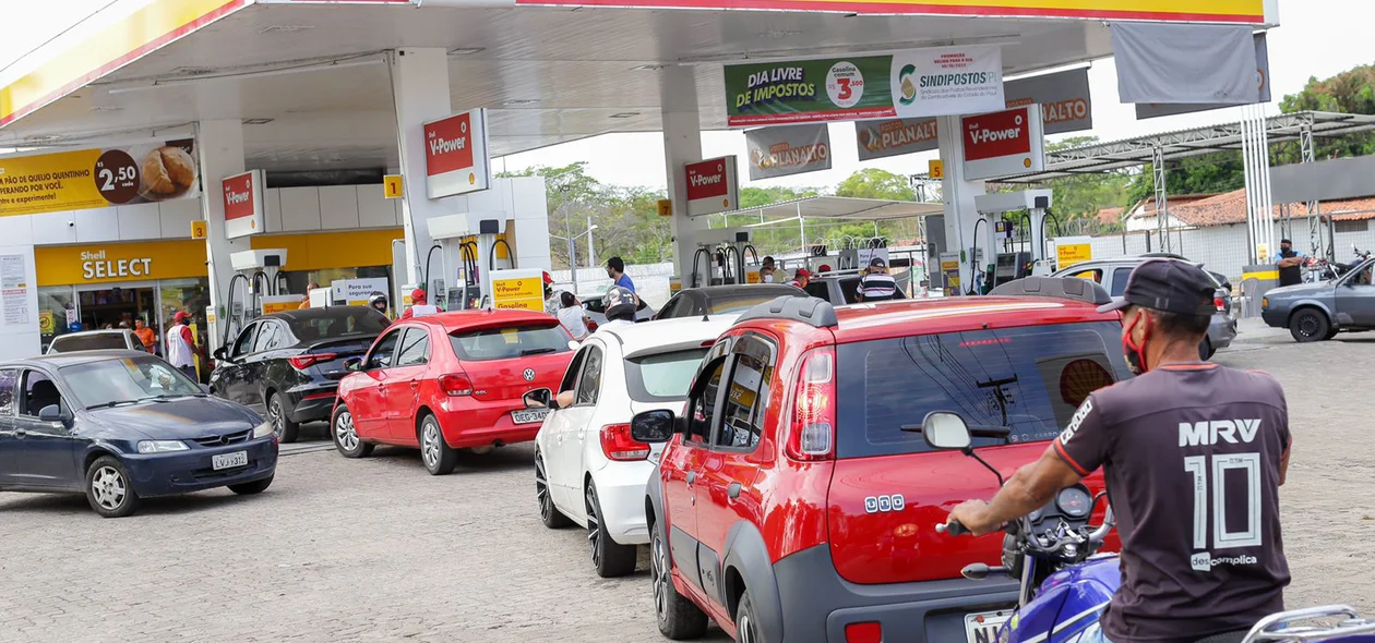 Fila de carros em posto na Avenida Marechal Castelo Branco