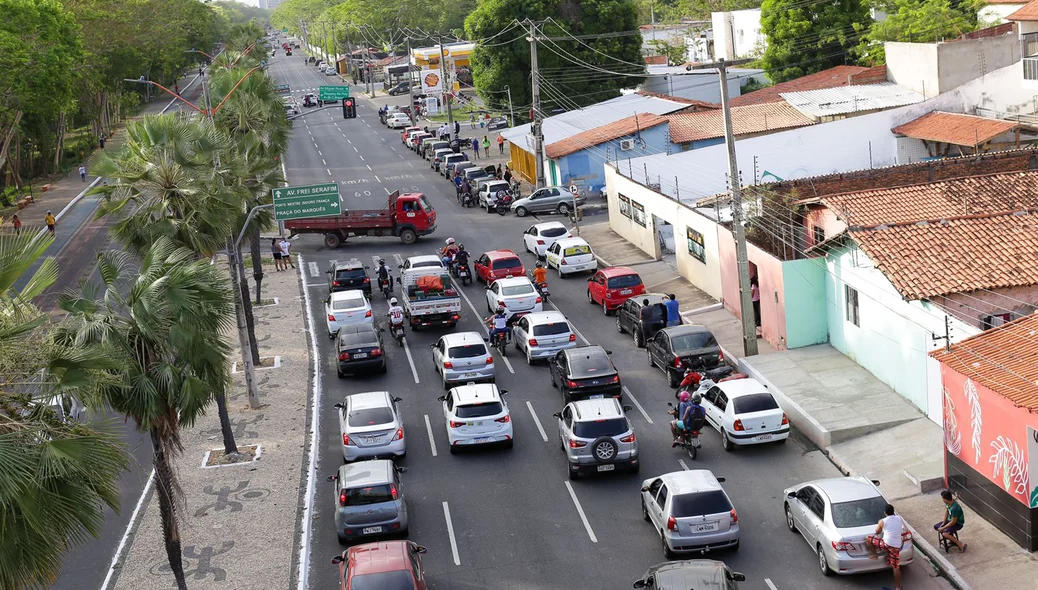 Fila de carros na Avenida Marechal Castelo Branco