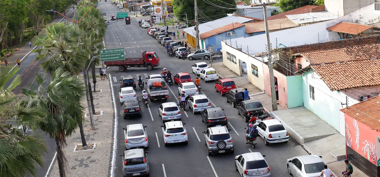 Fila de carros na Avenida Marechal Castelo Branco