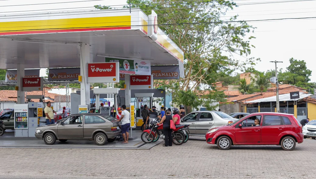 Fila de carros na Avenida Marechal Castelo Branco