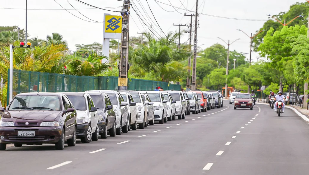Fila de carros na Avenida Raul Lopes