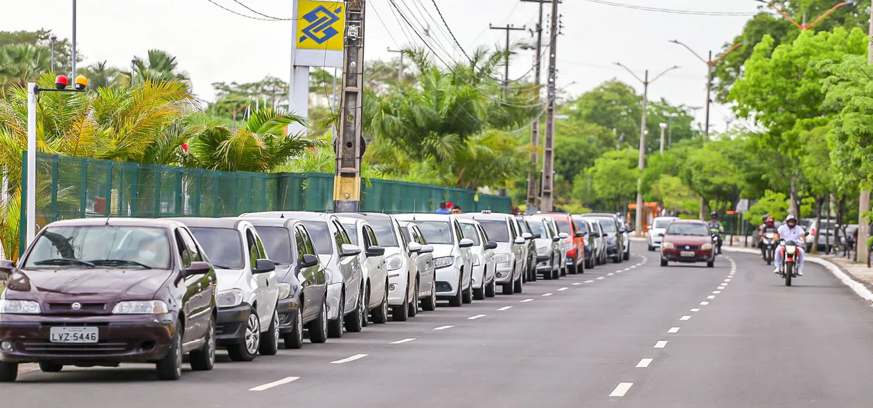 Fila de carros na Avenida Raul Lopes