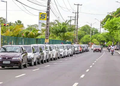 Fila de carros na Avenida Raul Lopes