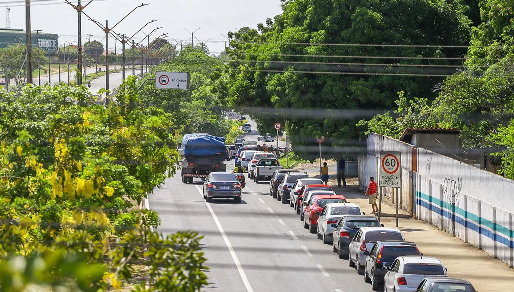 Fila de carros na BR 316 na zona sul de Teresina