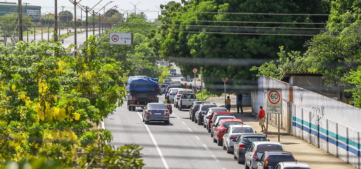Fila de carros na BR 316 na zona sul de Teresina
