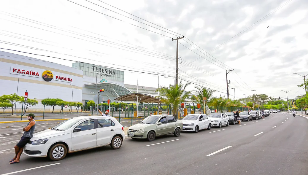 Fila de carros na frente do Teresina Shopping